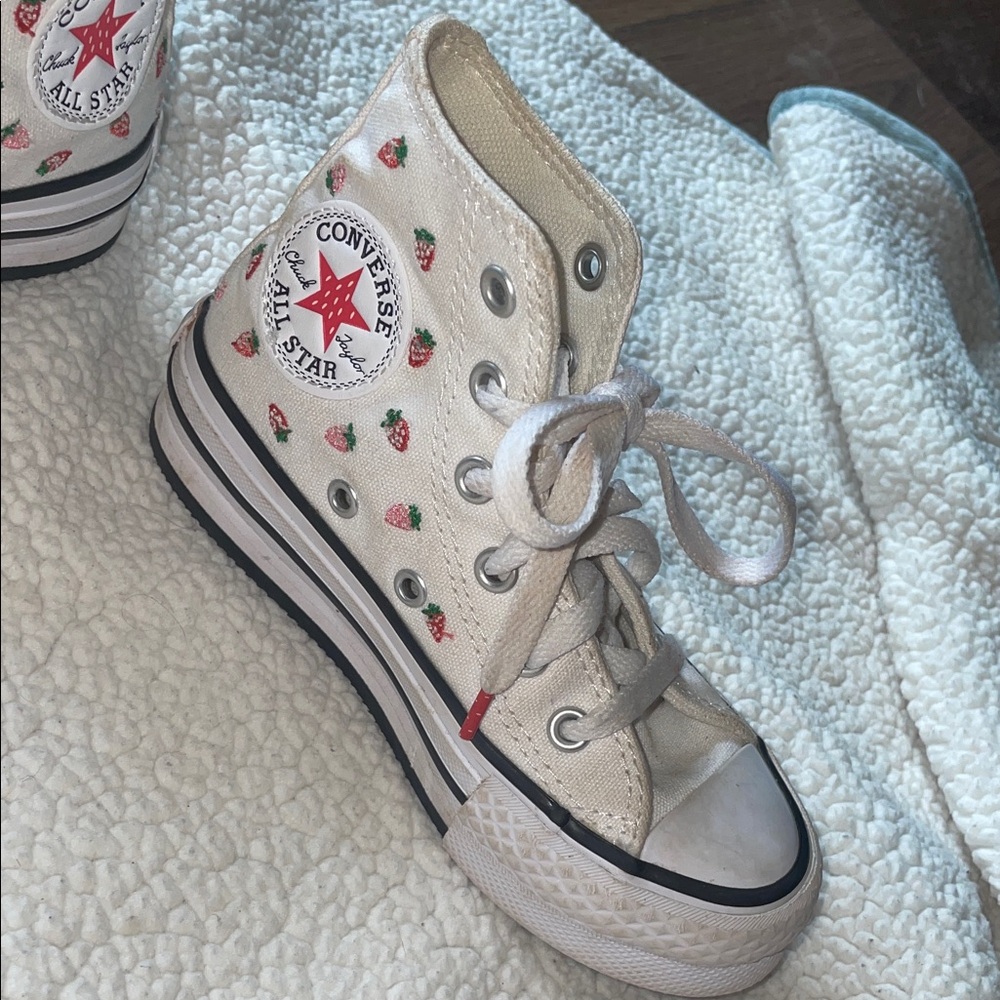 Converse Kids High-Tops - Cream with strawberry Accents